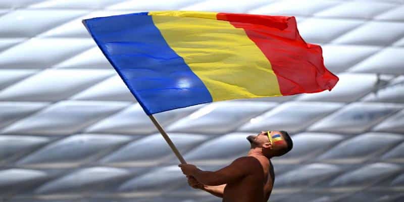 Người hâm mộ Romania và lá cờ của anh ấy